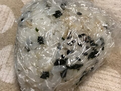 レモンチキンカツ入りわかめおむすび